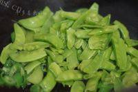 家常菜荷兰豆炒香肠做法图解5)
