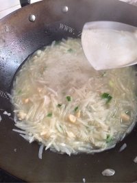 美味的干贝萝卜丝汤做法图解7)