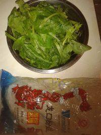 口味极佳的菠菜炒粉丝做法图解2)