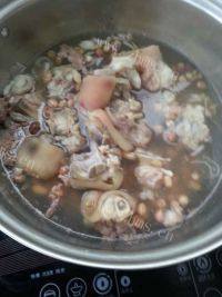美味的花生炖猪蹄做法图解3)