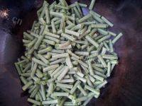 简单的长豆角炒肉做法图解6)