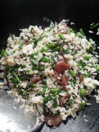 腊肠菜心炒饭做法图解10)