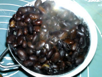 美味补肾乌发黑豆做法图解10)