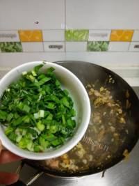 美味的虾仁鸡蛋酸菜饼做法图解6)