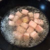 诱人的栗子红烧肉做法图解1)