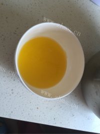 色泽鲜亮的芒果千层蛋糕做法图解6)