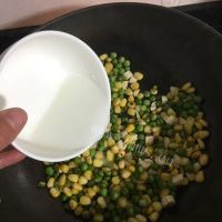 豌豆玉米火腿丁的做法图解七