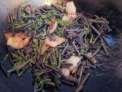 家常菜五花肉炒蕨菜做法图解3)
