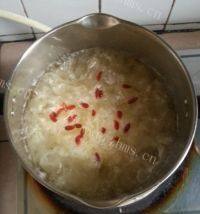 银耳梨汤做法图解4)