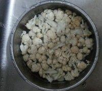 软嫩的西红柿炒菜花做法图解1)