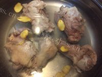 美味的大骨头炖酸菜做法图解3)