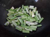 芹菜炒虾仁做法图解7)