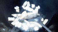 口感不错的红萝卜烧肉做法图解3)
