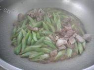 回味无穷的四季豆炒肉做法图解9)