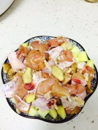 回味无穷的梅干菜蒸土豆鸡块做法图解7)