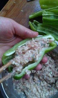 家常菜虎皮尖椒酿肉做法图解5)
