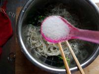凉拌菠菜粉丝做法图解9)