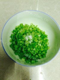 自制猪肉芹菜水饺做法图解7)