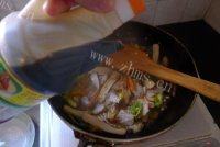 家常菜鸡蛋干炒肉做法图解6)