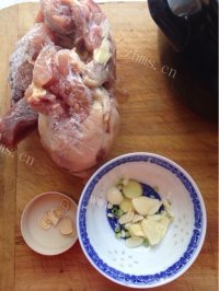 蘑菇炖鸡做法图解2)