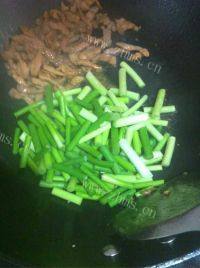 家常菜蒜薹炒肉做法图解5)