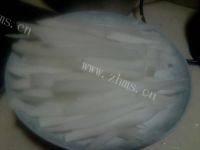 鲜美的萝卜丝鲫鱼汤做法图解2)