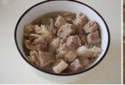 美味的油豆腐粉丝牛腩汤做法图解2)