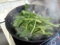 很有食欲的蘑菇炒菠菜做法图解4)