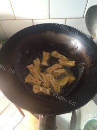 色泽不错的炸排叉做法图解7)