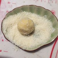 自制蛋黄椰丝球做法图解8)