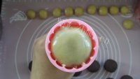 蛋黄豆沙广式月饼做法图解15)