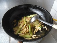 美味瓜条炒鲜菇做法图解10)