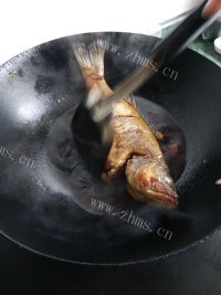 香气浓郁的红烧鲈鱼做法图解7)