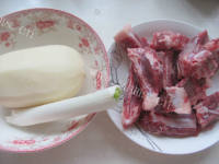滋补莲藕黑豆排骨汤做法图解1)