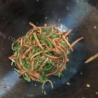 家常菜青椒豆干做法图解8)