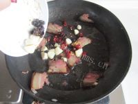 美味可口的豆豉腊肉煸花菜做法图解4)
