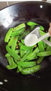 美味的蒜蓉荷兰豆做法图解5)