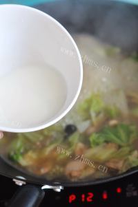 健康白菜炒肉浇面做法图解6)