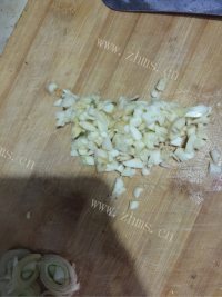 色泽鲜亮的手撕包菜做法图解3)