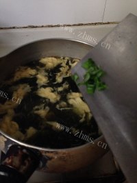 热腾腾的紫菜蛋花汤做法图解11)