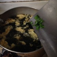 热腾腾的紫菜蛋花汤的做法图解十一