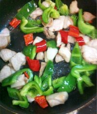 香气浓郁的青椒炒肉做法图解3)