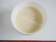 香味扑鼻的香蕉鸡蛋饼做法图解4)