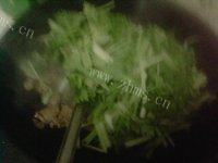 妈妈教我做芹菜炒肉做法图解5)