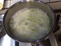 美味的贵妃蚌节瓜汤做法图解4)