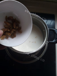 美味的牛奶燕麦粥做法图解4)