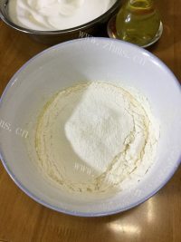 自制蔓越莓戚风蛋糕做法图解8)