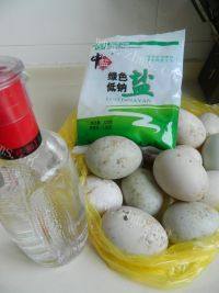 美味的腌咸鸭蛋做法图解1)