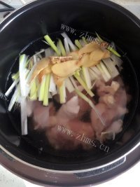 营养的滋补茶香鸡汤做法图解3)
