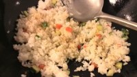 营养的孜然胡萝卜黄瓜炒饭做法图解9)